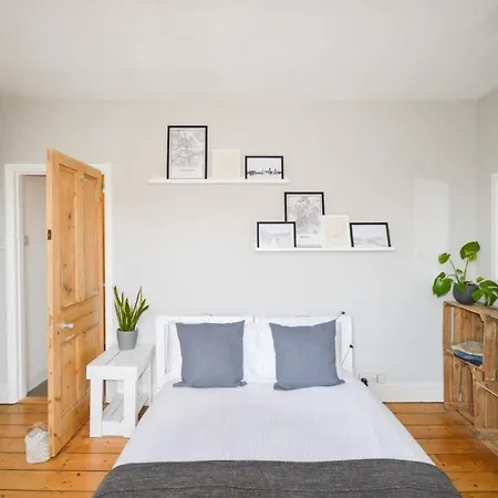 Semesterbostad Charming 1 Bedroom House Close To City Centre