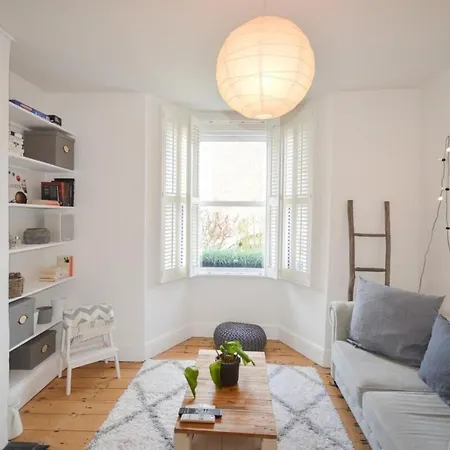 Charming 1 Bedroom House Close To City Centre *