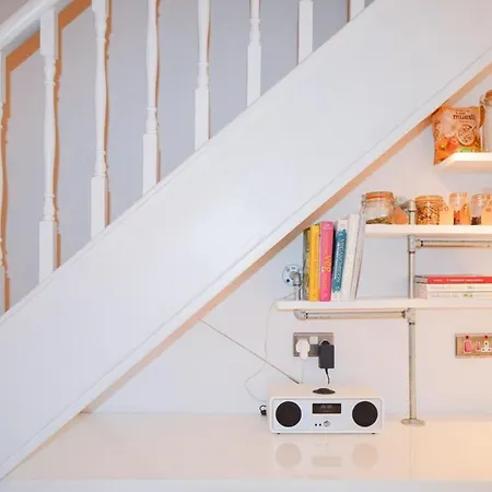 Charming 1 Bedroom House Close To City Centre *