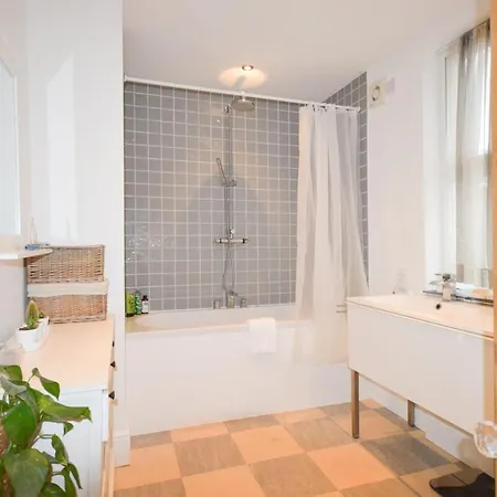 Charming 1 Bedroom House Close To City Centre Semesterbostad *