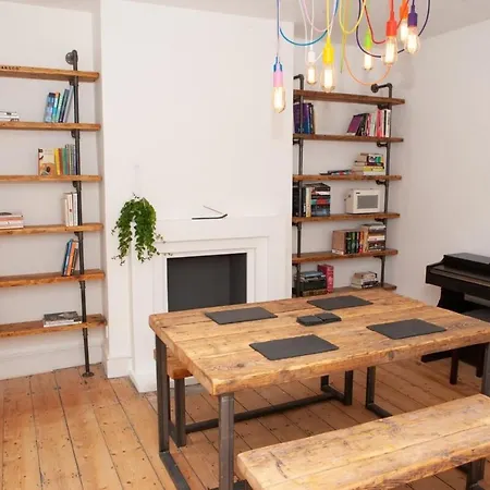 Charming 1 Bedroom House Close To City Centre Vakantiehuis *