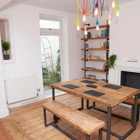 Charming 1 Bedroom House Close To City Centre
